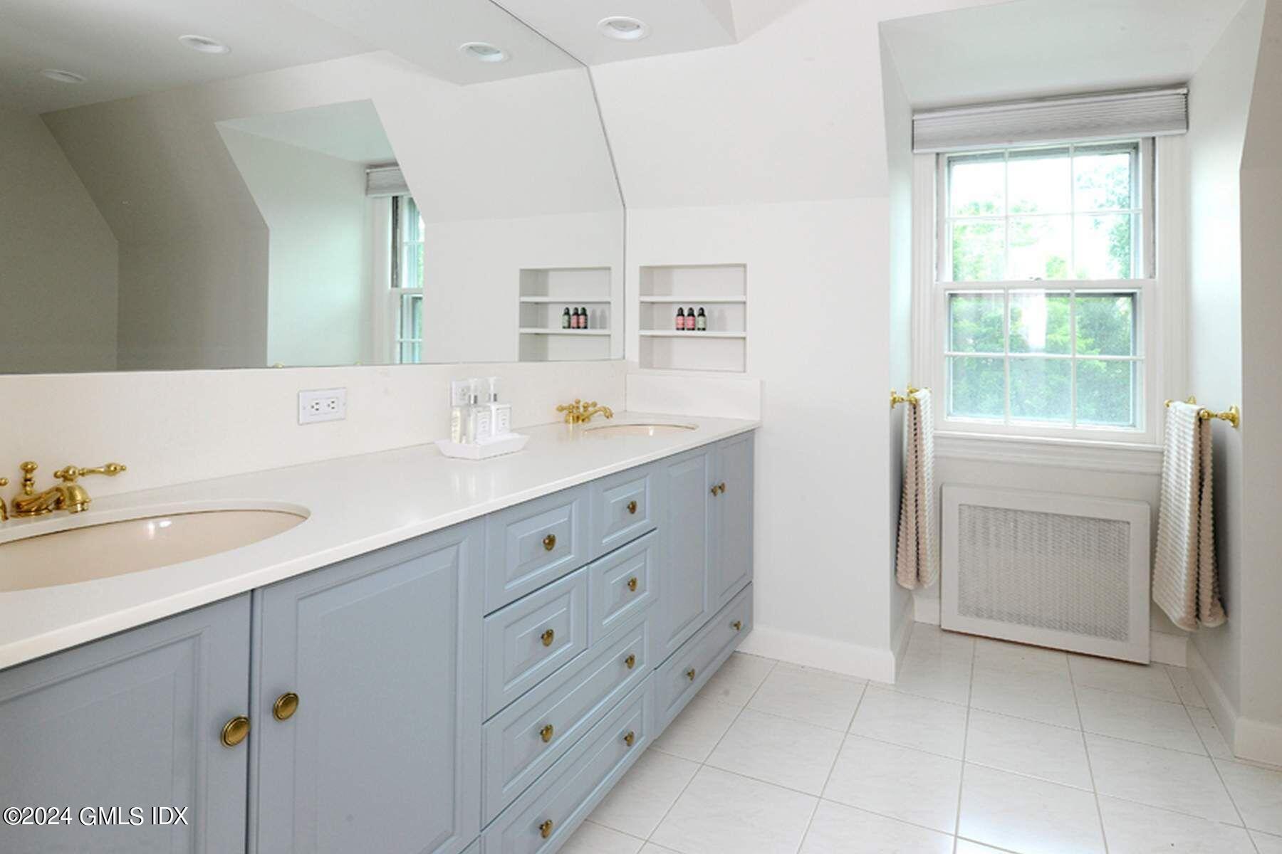 8 Indian Point Lane Riverside, CT 06878 - Photo 21 of 26 Hall bath