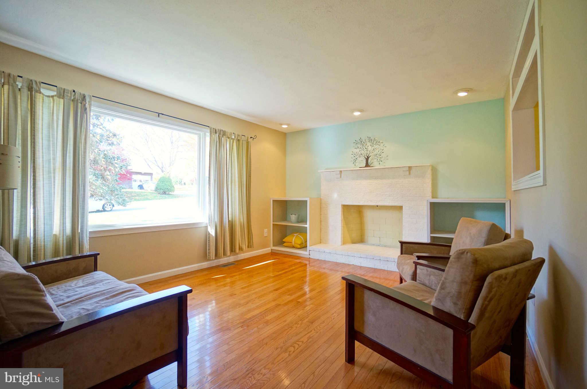 4200 North Hunter Road Hampstead, MD 21074 - Photo 5 of 17 Living Room