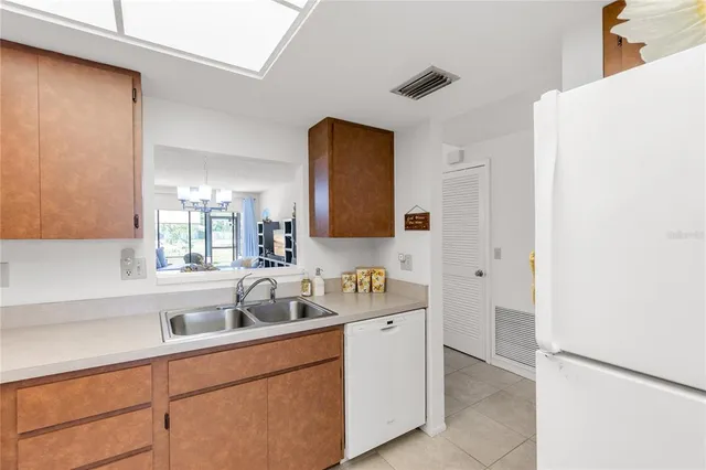 a view of entryway with washer and dryer