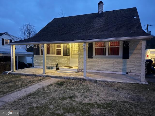 a view of a house with backyard and porch