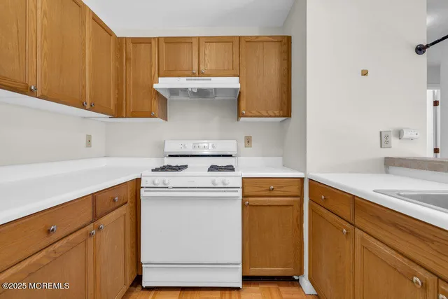 a view of a livingroom with a washer and dryer