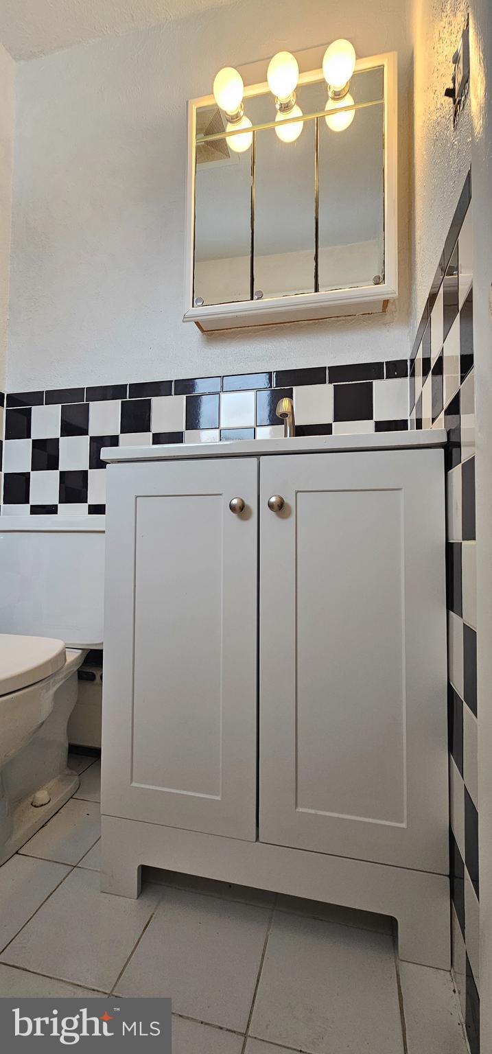 4202 Yates Road Beltsville, MD 20705 - Photo 20 of 35 a bathroom with a sink a toilet and mirror