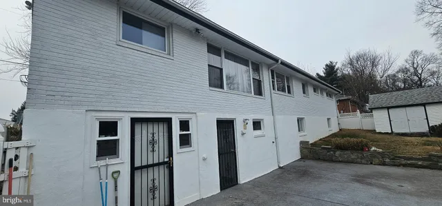 a view of a house with a yard and garage