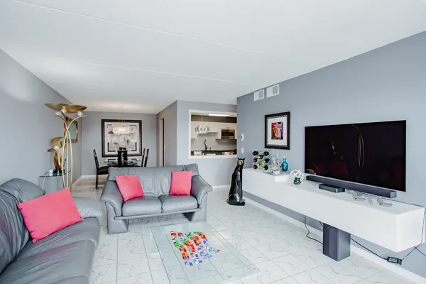 $385,000 | 8540 West Foster Avenue, Unit 504, Norridge, IL 60706