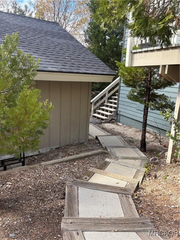 26822 Huron Road Lake Arrowhead, CA 92391 - Photo 8 of 38 a backyard of a house with lots of green space