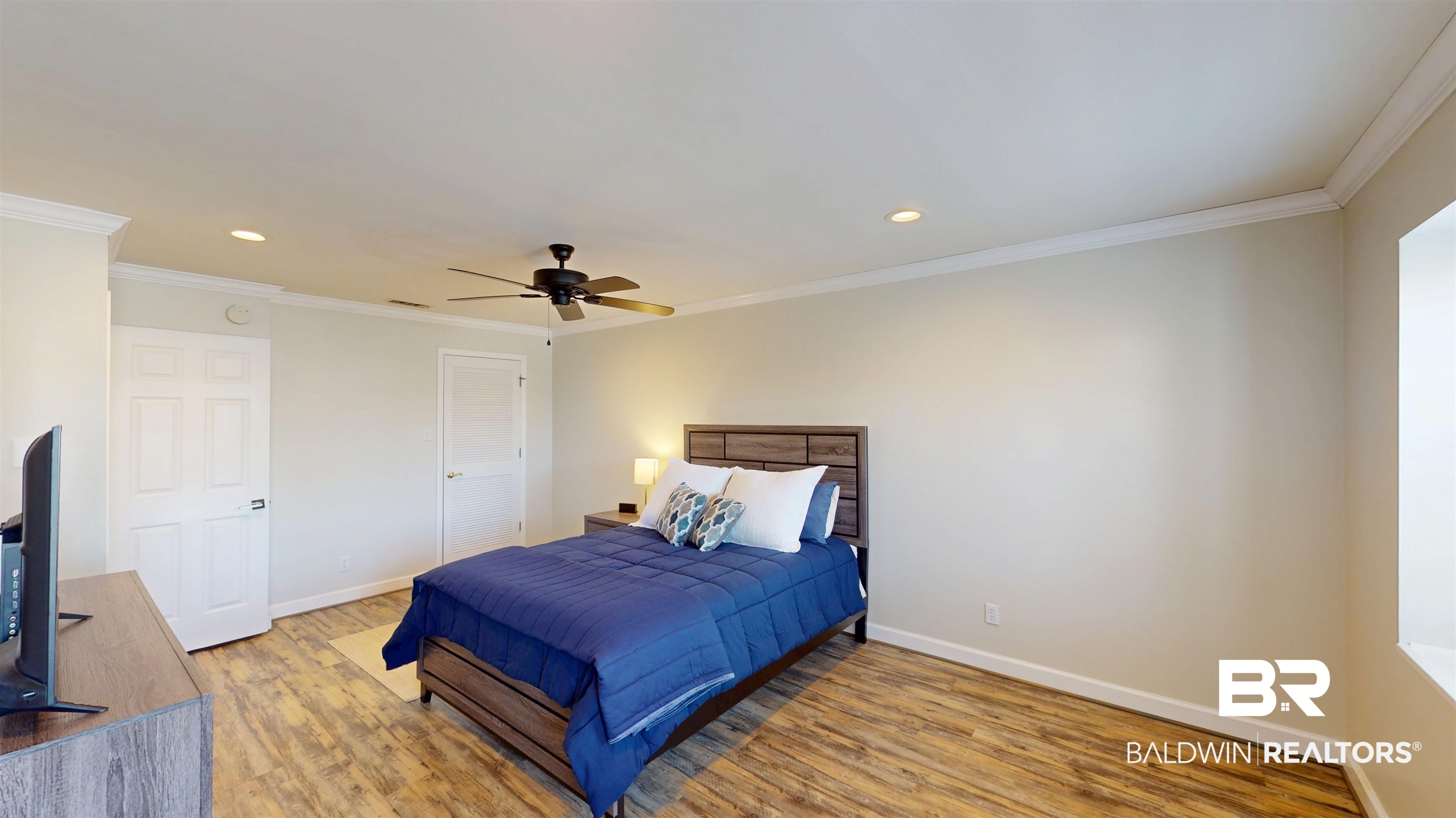 100 Du Rhu Drive, Unit J Mobile, AL 36608 - Photo 15 of 17 Bedroom with crown molding, light wood finished floors, recessed lighting, and a ceiling fan
