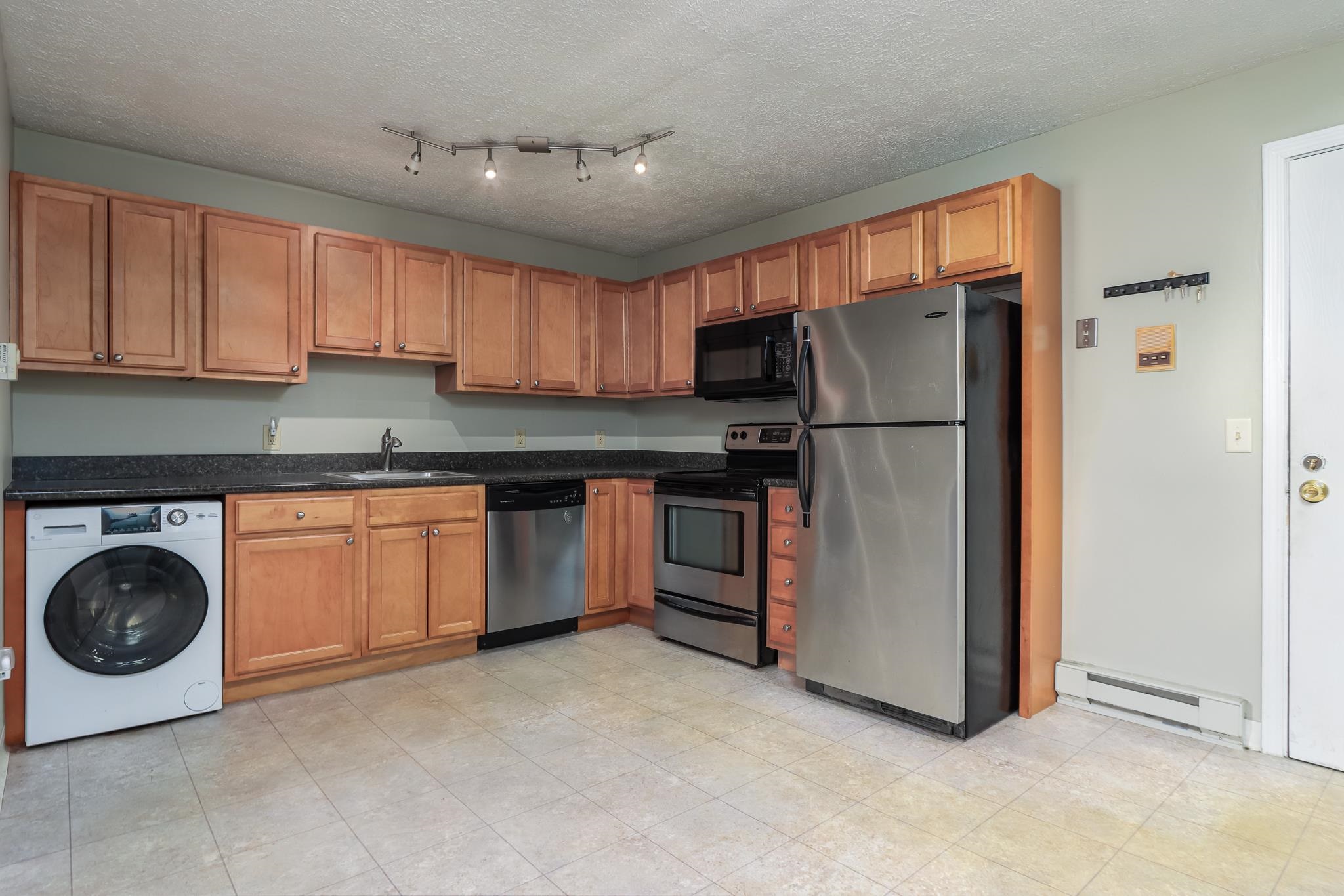 64 Dunbarton Road, Unit 3F Manchester, NH 03102 - Photo 3 of 17