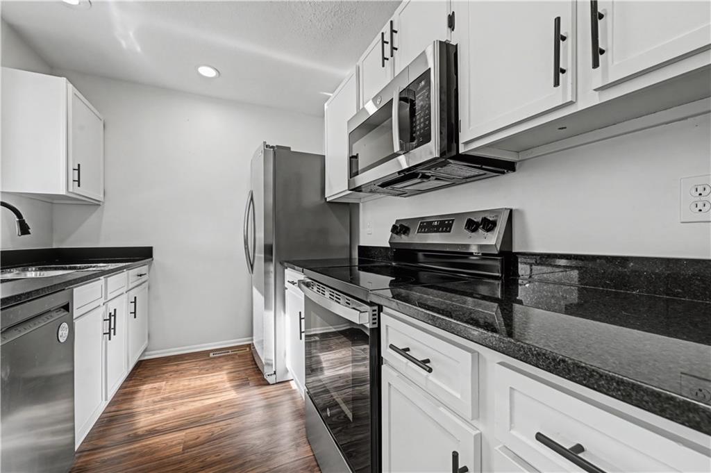 10952 Bradshaw Street Overland Park, KS 66210 - Photo 11 of 28