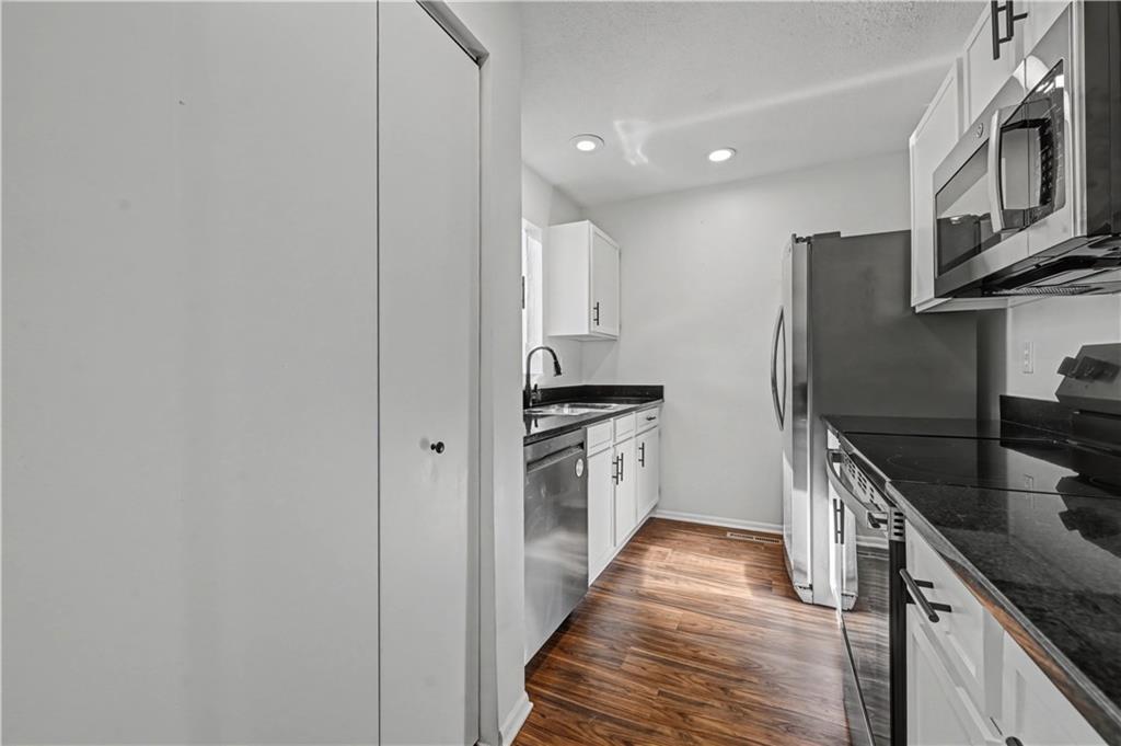 10952 Bradshaw Street Overland Park, KS 66210 - Photo 14 of 28