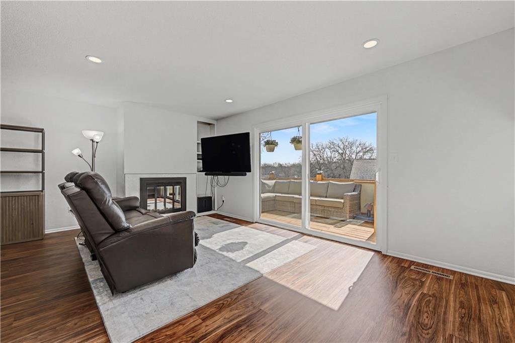 10952 Bradshaw Street Overland Park, KS 66210 - Photo 6 of 28