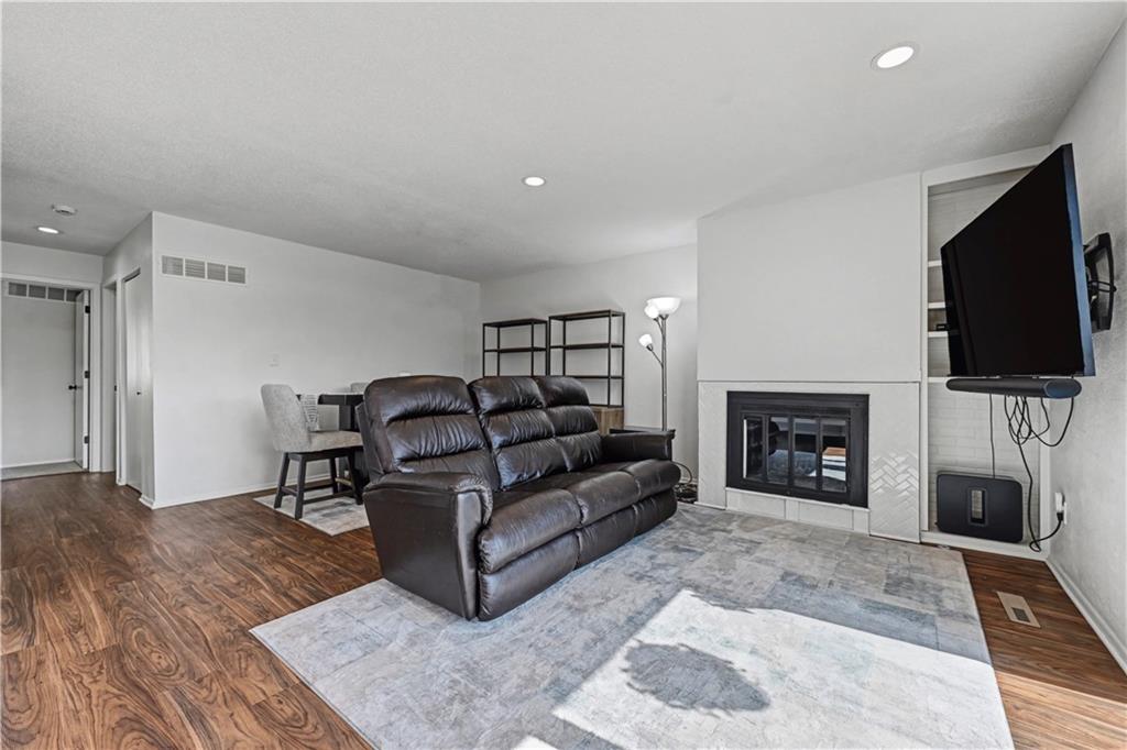 10952 Bradshaw Street Overland Park, KS 66210 - Photo 7 of 28