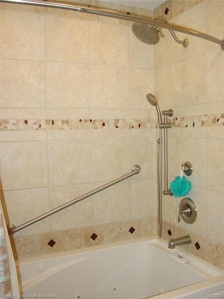 6463 Robb Road Fowlerville, MI 48836 - Photo 31 of 43 Jetted Tub/Shower