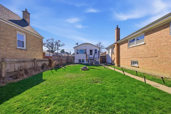 a view of a house with a backyard