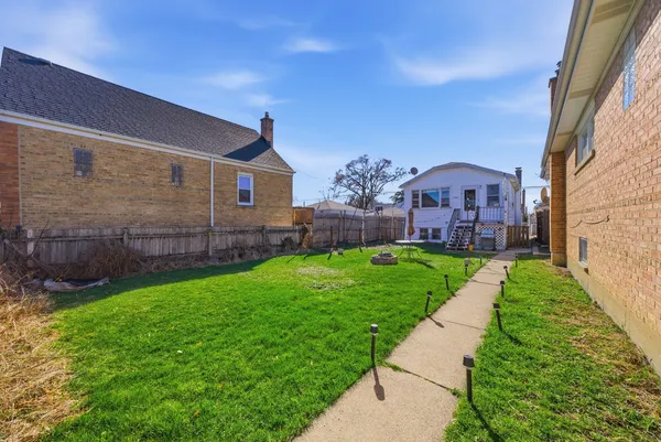 a view of a front of house with a yard