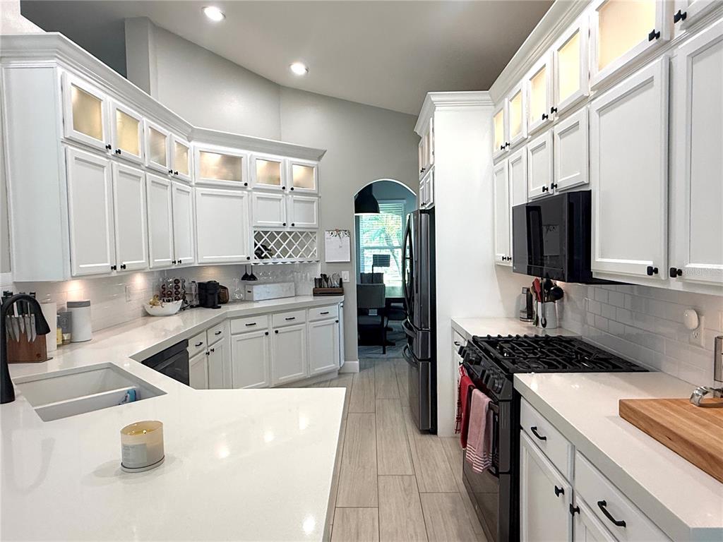 10501 Rochester Way Tampa, FL 33626 - Photo 9 of 45