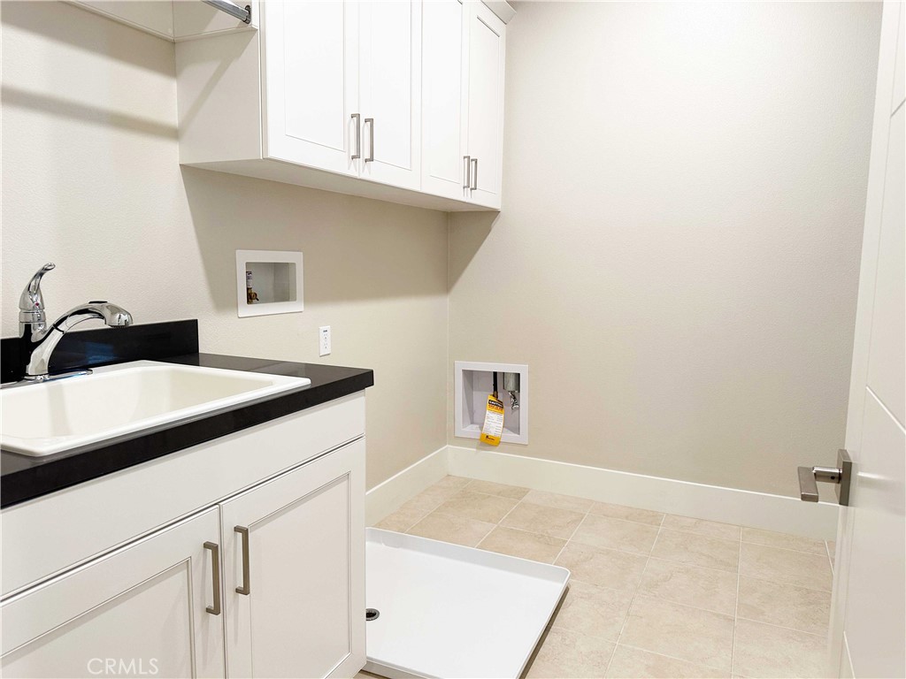 58 Ray Irvine, CA 92618 - Photo 30 of 35 a bathroom with a sink and a bathtub