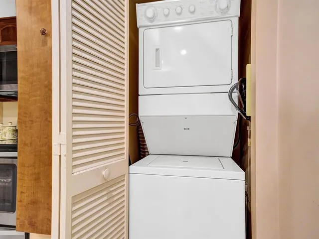 $3,000 | 3200 Port Royale Drive North, Unit 208, Fort Lauderdale, FL 33308