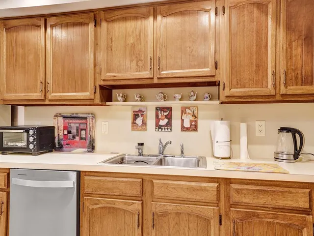 $3,000 | 3200 Port Royale Drive North, Unit 208, Fort Lauderdale, FL 33308