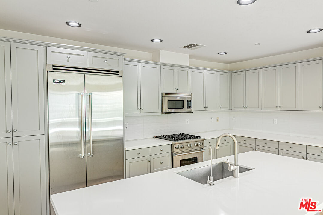 12883 West Runway Road, Unit 2 Playa Vista, CA 90094 - Photo 9 of 61