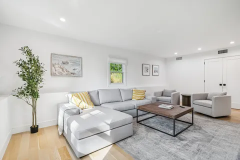 $2,295,000 | 6 Atterbury Road, Southampton, NY 11968