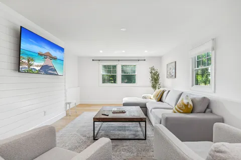 $2,295,000 | 6 Atterbury Road, Southampton, NY 11968