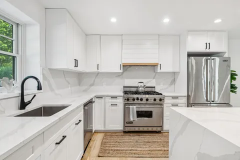 $2,295,000 | 6 Atterbury Road, Southampton, NY 11968