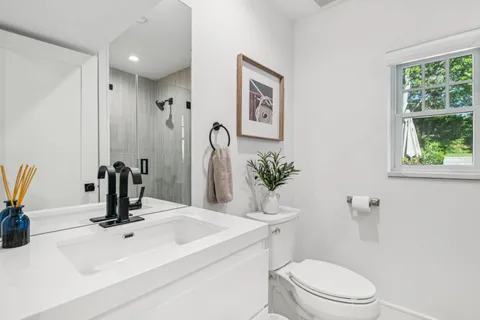 $2,295,000 | 6 Atterbury Road, Southampton, NY 11968