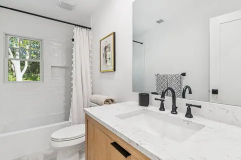 $2,295,000 | 6 Atterbury Road, Southampton, NY 11968