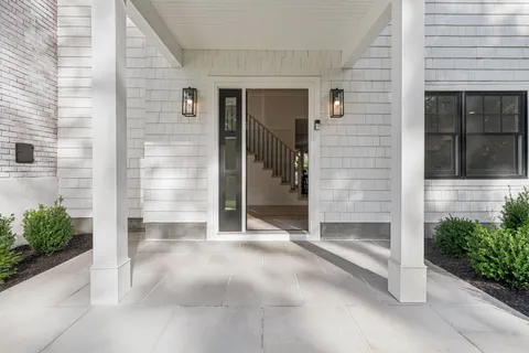 $2,295,000 | 6 Atterbury Road, Southampton, NY 11968