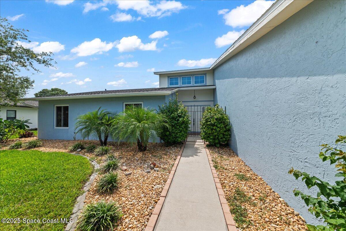 a view of a back yard of the house