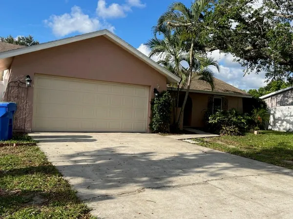 $2,400 | 3710 31st Avenue West, Bradenton, FL 34205