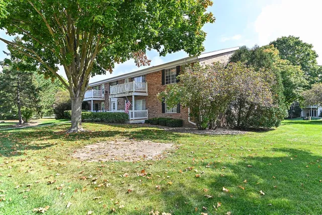 $199,900 | 157 Linden Lane, Unit 8, Thiensville, WI 53092