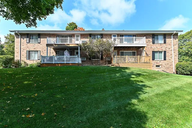 $199,900 | 157 Linden Lane, Unit 8, Thiensville, WI 53092