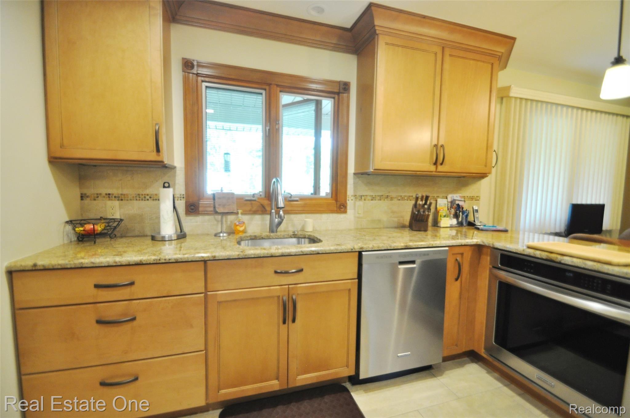 807 Ironstone Drive Rochester, MI 48309 - Photo 7 of 38 7.JPG