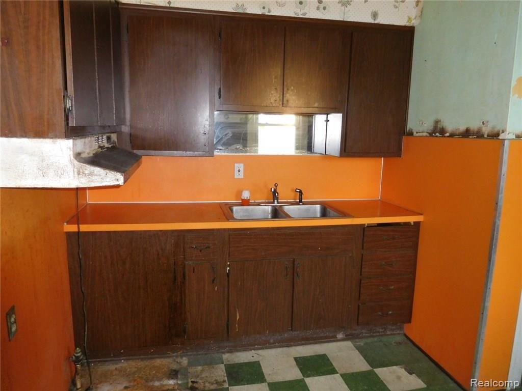 125 Leroy Street River Rouge, MI 48218 - Photo 6 of 9 024.JPG