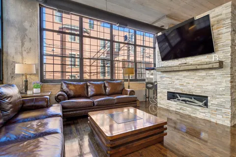 $700,000 | 17 North Loomis Street, Unit 1F, Chicago, IL 60607