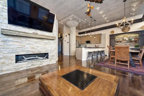 $700,000 | 17 North Loomis Street, Unit 1F, Chicago, IL 60607