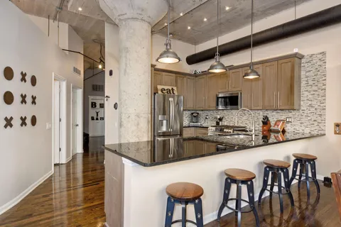 $700,000 | 17 North Loomis Street, Unit 1F, Chicago, IL 60607