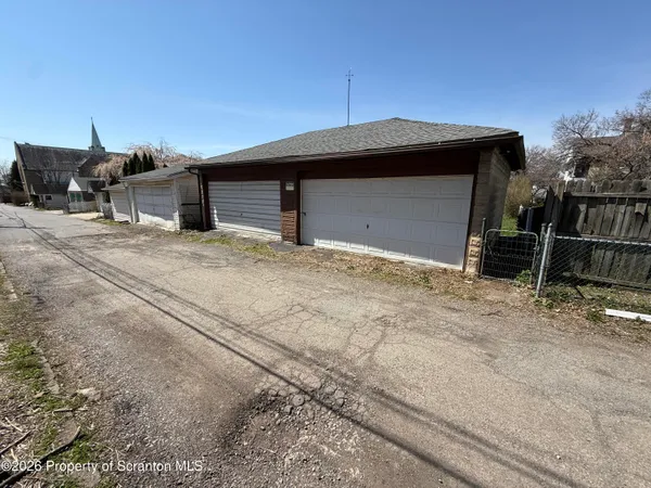 $1,000 | 1042 Taylor Avenue, Unit REAR GARAGE), Scranton, PA 18510
