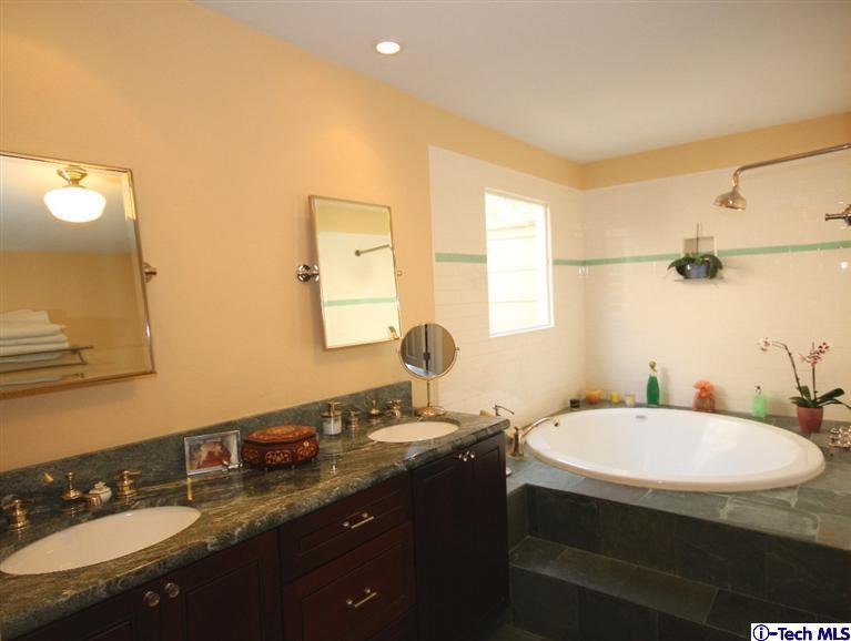 2041 Rosemont Avenue, Unit 2 Pasadena, CA 91103 - Photo 10 of 18 a bathroom with 2 sink and a mirror