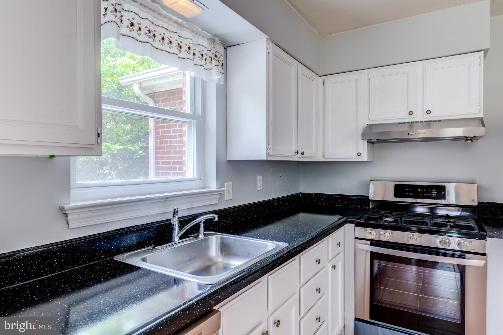 1947 South Arlington Ridge Road Arlington, VA 22202 - Photo 10 of 27