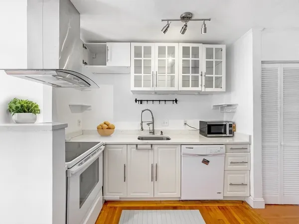 $2,500 | 166 Cottage Street, Unit 3, Boston, MA 02128