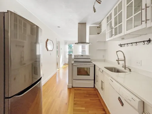 $2,500 | 166 Cottage Street, Unit 3, Boston, MA 02128