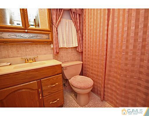 226 Colfax Road North Brunswick, NJ 08902 - Photo 17 of 24 Gallery Image 17