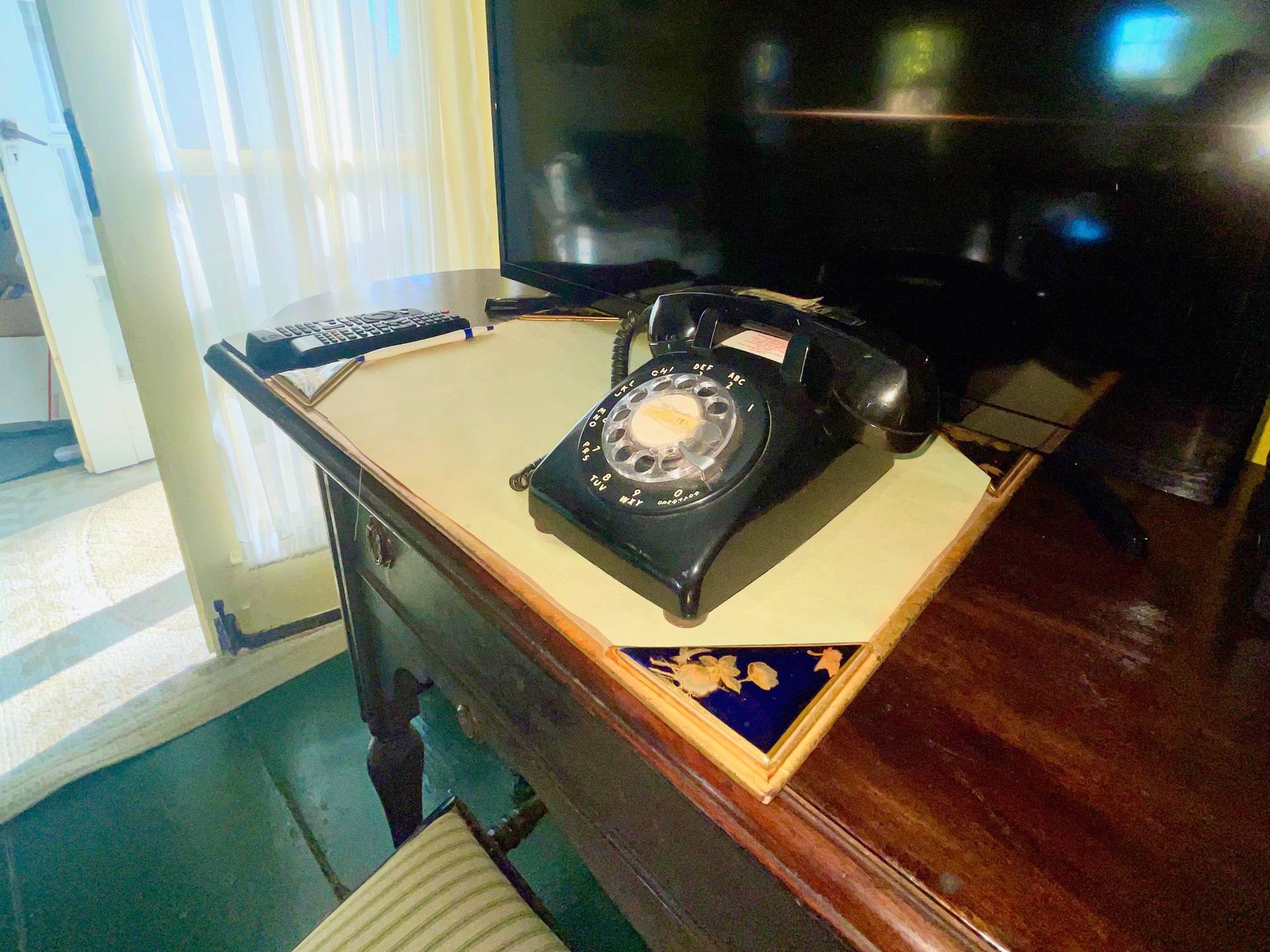 328 Town Line Road Sagaponack, NY 11962 - Photo 19 of 25 a living room with furniture