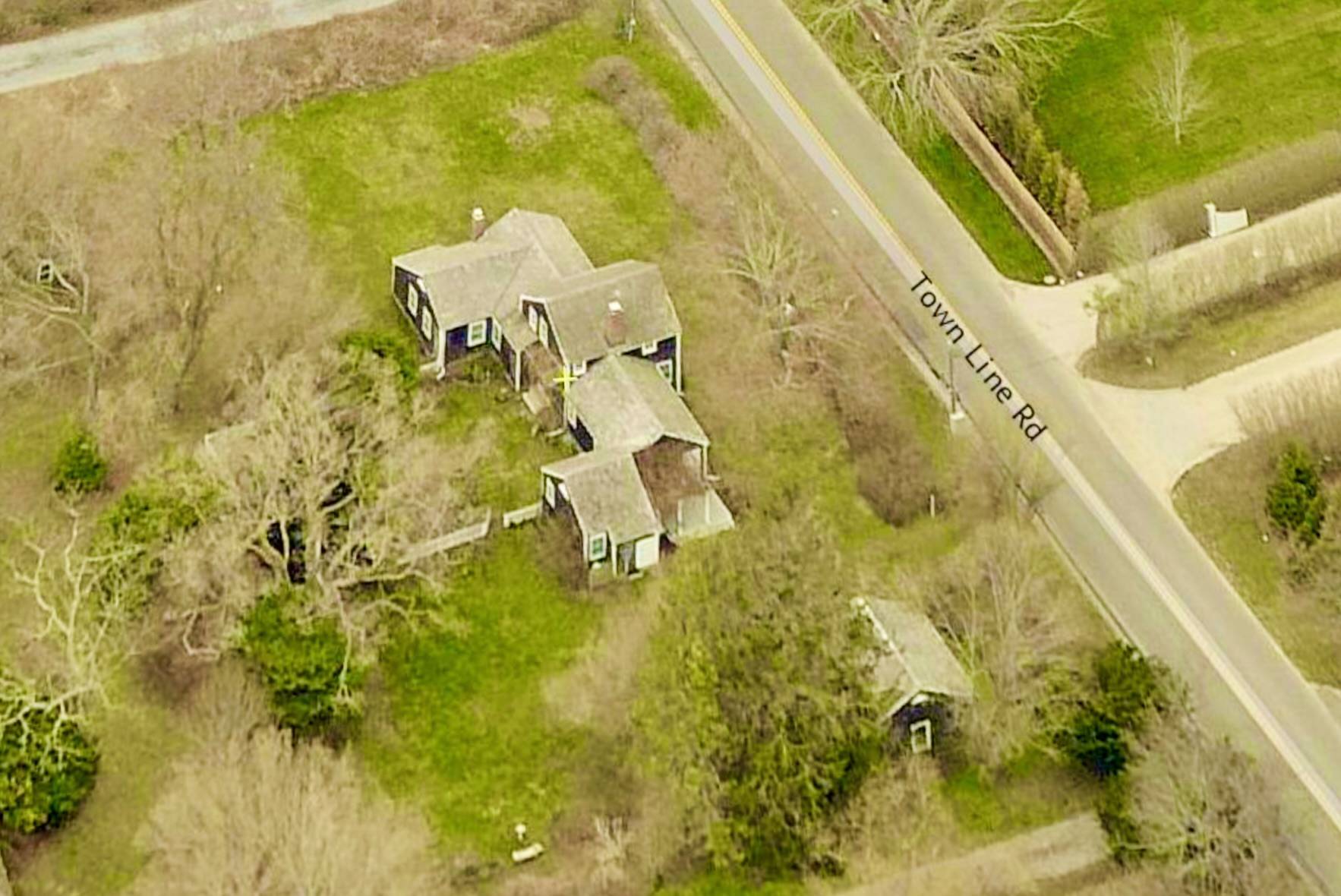 328 Town Line Road Sagaponack, NY 11962 - Photo 4 of 25 a bathroom with a bathtub