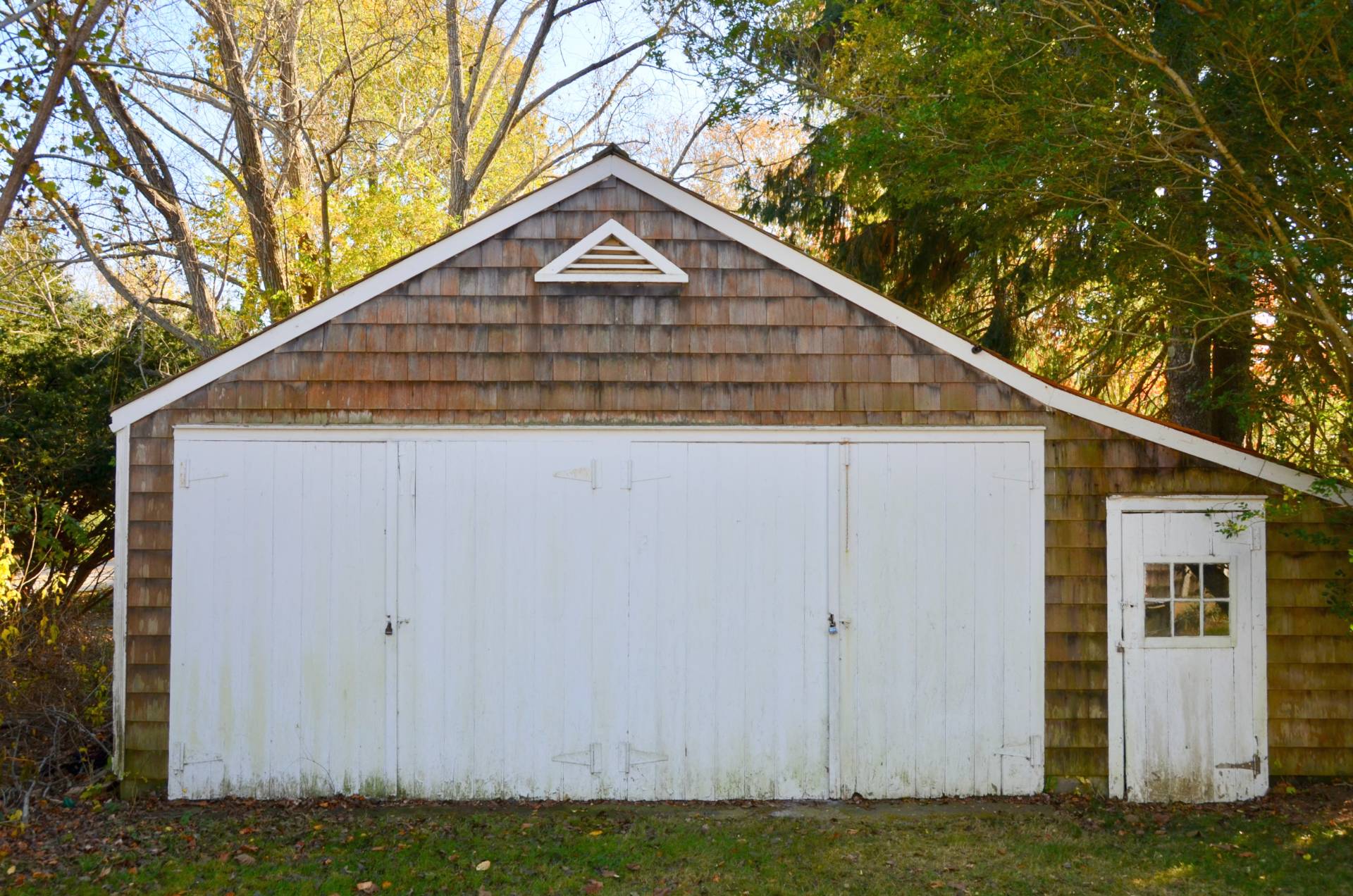 328 Town Line Road Sagaponack, NY 11962 - Photo 8 of 25 a house with a small yard