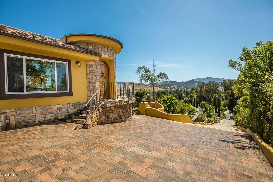 959 Rancho Road Thousand Oaks, CA 91362 - Photo 5 of 57 a front view of a house with a yard