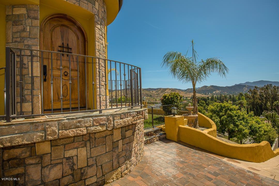 959 Rancho Road Thousand Oaks, CA 91362 - Photo 6 of 57 a view of a swimming pool with a lounge chair