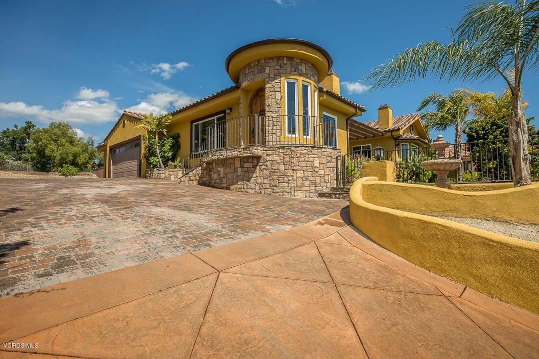 959 Rancho Road Thousand Oaks, CA 91362 - Photo 9 of 57 a front view of a house with garden